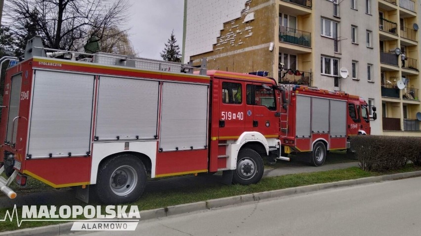 W Kętach, na os. Wyszyńskiego, wiatr zerwał elewację budynku...