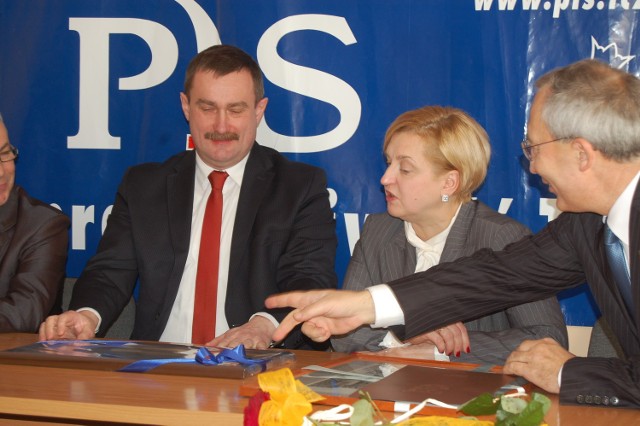 Prezydent Tczewa Mirosław Pobłocki (z lewej) posłance przekazał obraz z mostem tczewskim. Na zdj. z prawej b. poseł PiS z Tczewa Kazimierz Smoliński