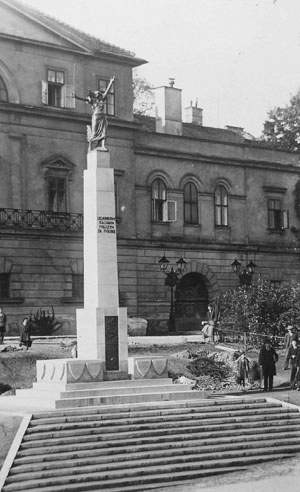 Pomnik Legionistów odsłonięty został 28 października 1934 r. Hitlerowcy zburzyli go 1 września 1939 r.  ZBIORY MUZEUM ŚLĄSKA CIESZYŃSKIEGO/ REPRODUKCJA: WOJCIECH TRZCIONKA (2)