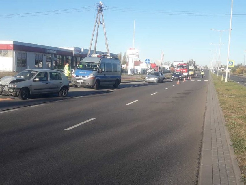 Zderzenie trzech samochodów na ulicy Toruńskiej we Włocławku [zdjęcia, wideo]
