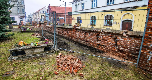 Remont bramy i ogrodzenia cmentarza przy ulicy Mickiewicza w Świeciu pochłonie 184 tys. zł