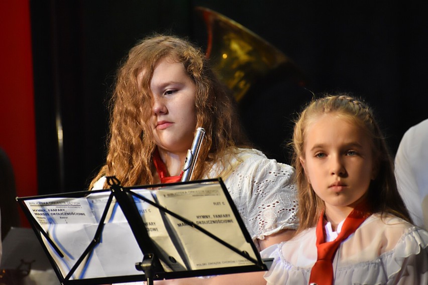 Koncert łużniańskich chórów, dorosłego Cantabile i dziecięcego Ambitus był ozdobą gminnych uroczyści Święta Niepodległości