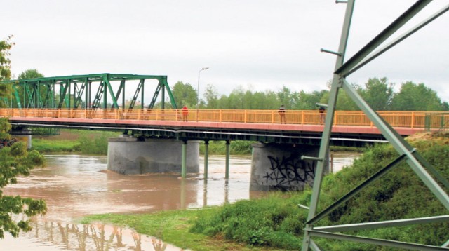 Most na ul. Kościuszki może zalać niewielka powódź. Wisłoka przed nim została obwałowana i utworzyło się wąskie gardło. To podczas wezbrania będzie powodować spiętrzenie wód rzeki