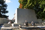 Pomnik Józefa Piłsudskiego na Placu Wolności w Rzeszowie prawie gotowy. Powstał już cokół [ZDJĘCIA]