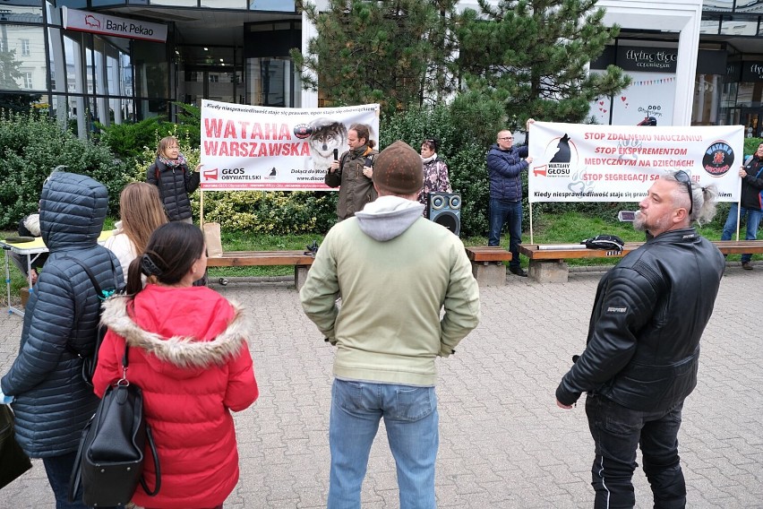 Porażka obrońców nauki stacjonarnej w szkołach bez obostrzeń. Na protest ''Dzieci do szkół'' przyszło tylko kilkanaście osób