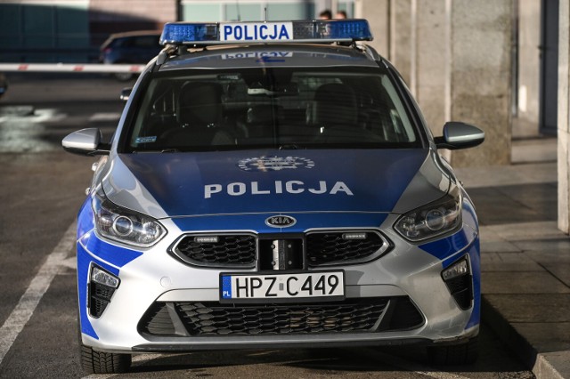 Policjanci eskortowali samochód, którym rodzice wieźli 11-miesieczną córeczkę do szpitala w Mławie.