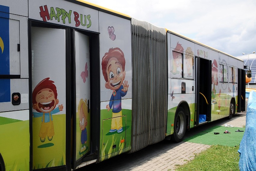 Happy bus przyjechał do dzieci z Jasła. Zobaczcie, jak bawili się najmłodsi mieszkańcy miasta