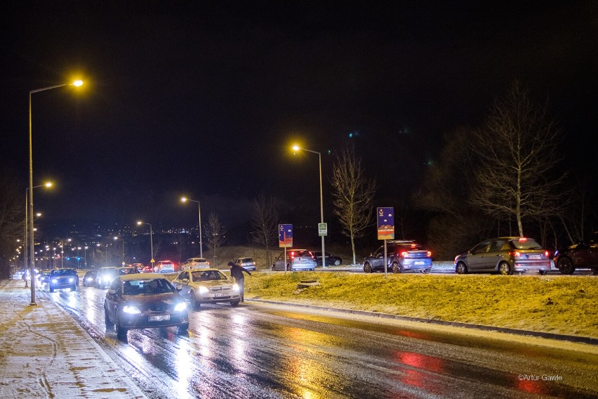 Zima w Tarnowie zaskoczyła drogowców. Kierowcy desperacko walczyli na oblodzonej ul. Nowodąbrowskiej [ZDJĘCIA]