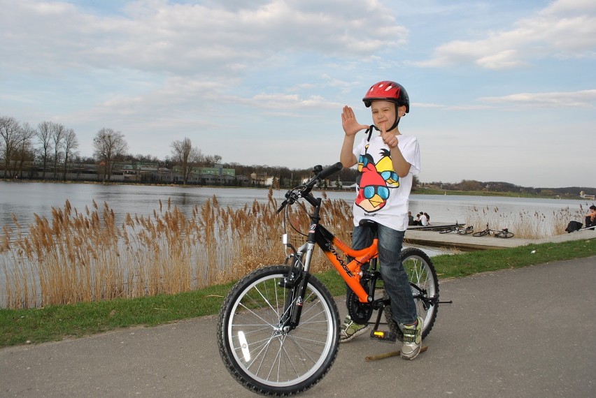 Rowerowa Moda: Sportowe kaski i wiklinowe koszyki na poznańskich ulicach