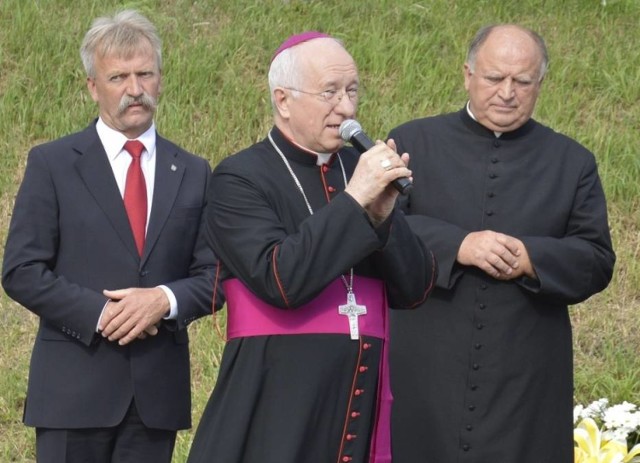 Od lewej: burmistrz Krzysztof Kaliński, ks. biskup Andrzej F. Dziuba i ks. wikariusz Wiesław Wronka