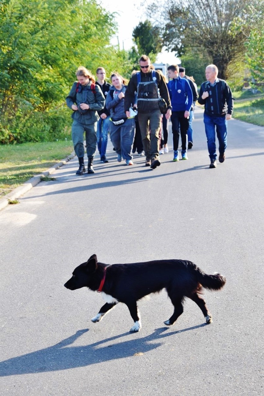 Rajd Szlakiem Walk nad Wartą 2018. 12-kilometrową trasę poprowadzoną po terenie pow. zduńskowolskiego ruszyło blisko 400 osób  (zdjęcia)