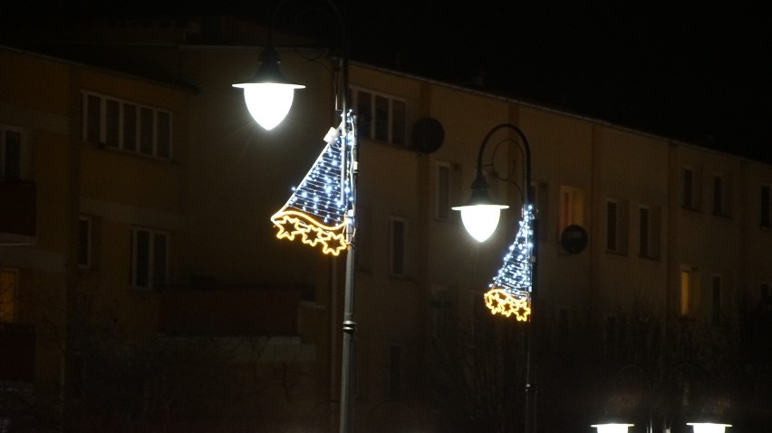 Świąteczne iluminacje na ulicach Sławna. Miasto szykuje się na święta [ZDJĘCIA]