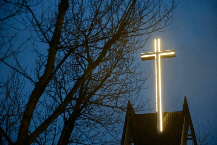 Kościelny krzyż oślepia mieszkańców sąsiedniego bloku?