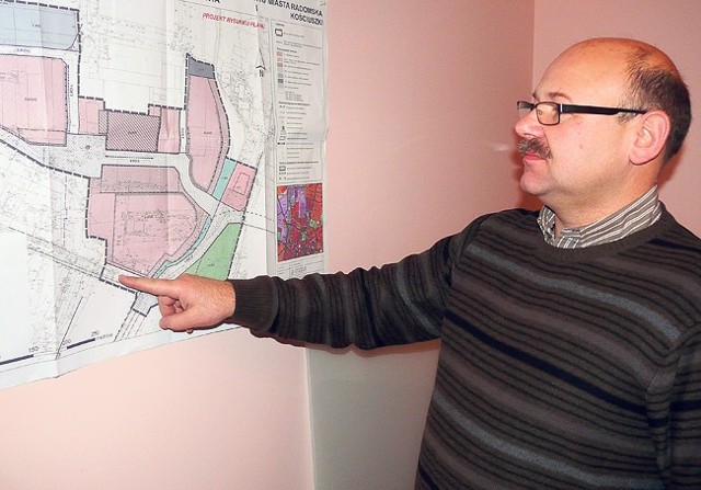 Stanisław Tarkowski, prezes Metalurgii Nieruchomości, pokazuje plan galerii handlowej