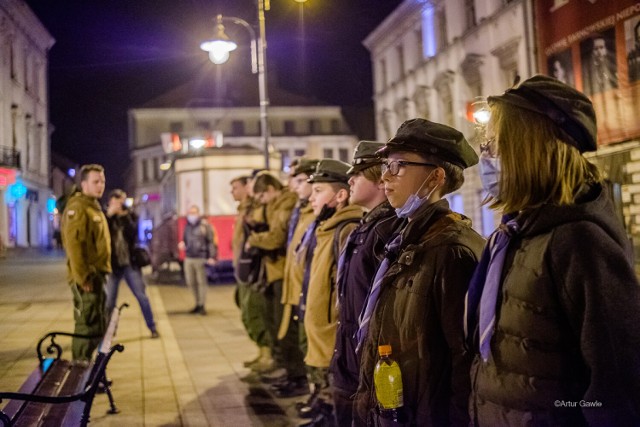 Wieczorny przemarsz ulicami Tarnowa w 110 rocznicę harcerstwa w mieście