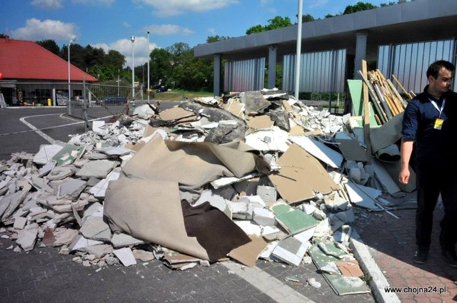 Końca prac na Stacji Setpol w nie widać. Ochroniarze, którzy przez prawie tydzień okupowali stację paliw, zostawili ją mocno zniszczoną. Straty wynoszą setki tysięcy złotych. Obiekt wciąż dalej nieczynny. 

Zniszona stacja w Krajniku Dolnym