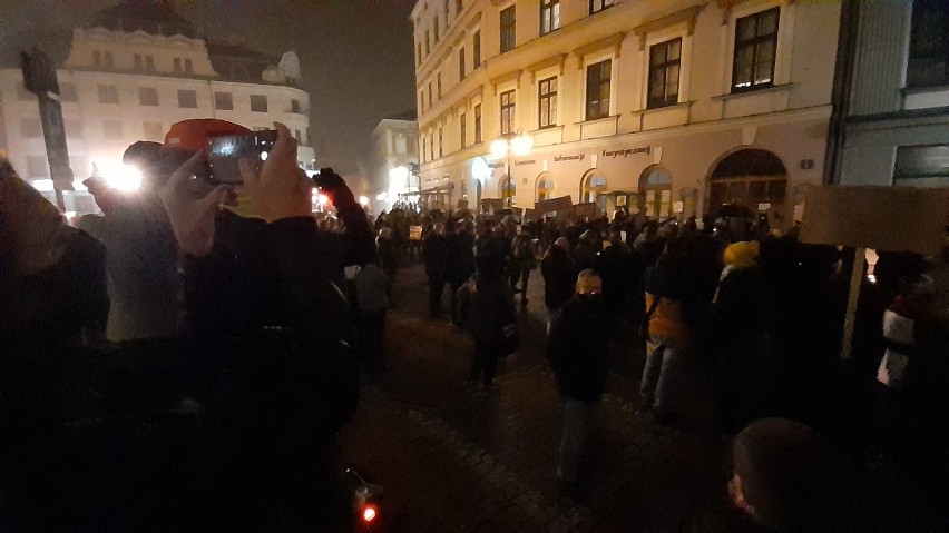 Protest kobiet w Bielsku-Białej ZDJĘCIA. Wara od naszych praw! - skandowało kilka tysięcy osób przed kurią diecezjalną