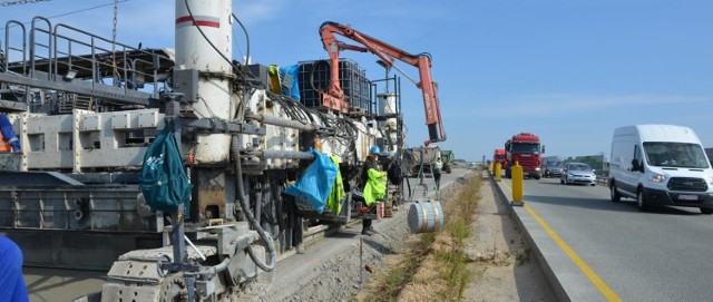 Zakończyło się betonowanie ostatniej jezdni na odcinku A1 między Kamieńskiem i Piotrkowem Trybunalskim

Zobacz kolejne zdjęcia. Przesuwaj zdjęcia w prawo - naciśnij strzałkę lub przycisk NASTĘPNE