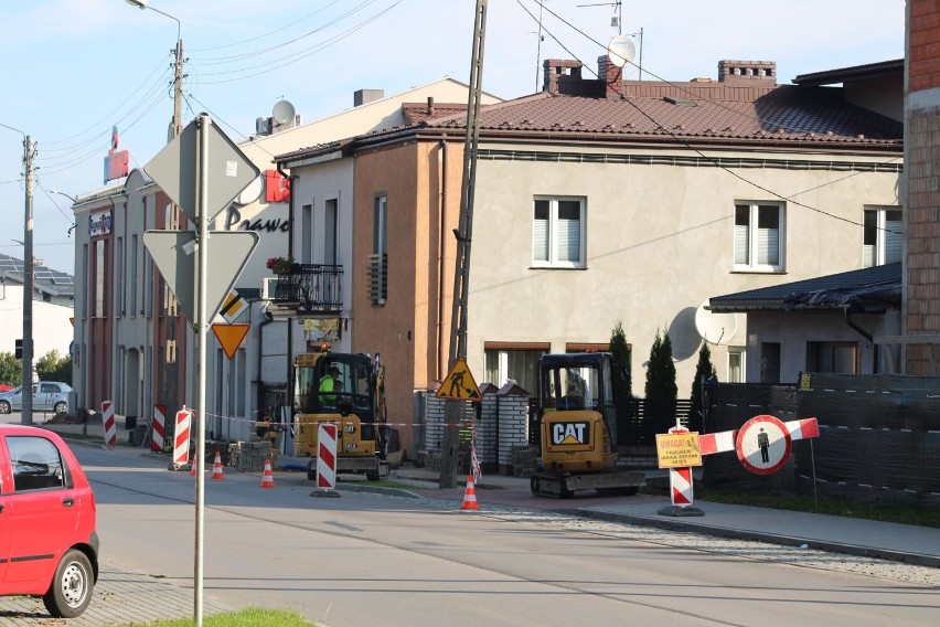 Na Krakowskim Przedmieściu w Wieluniu rozbierają nowe chodniki. Dlaczego energetyka inwestuje dopiero teraz? 