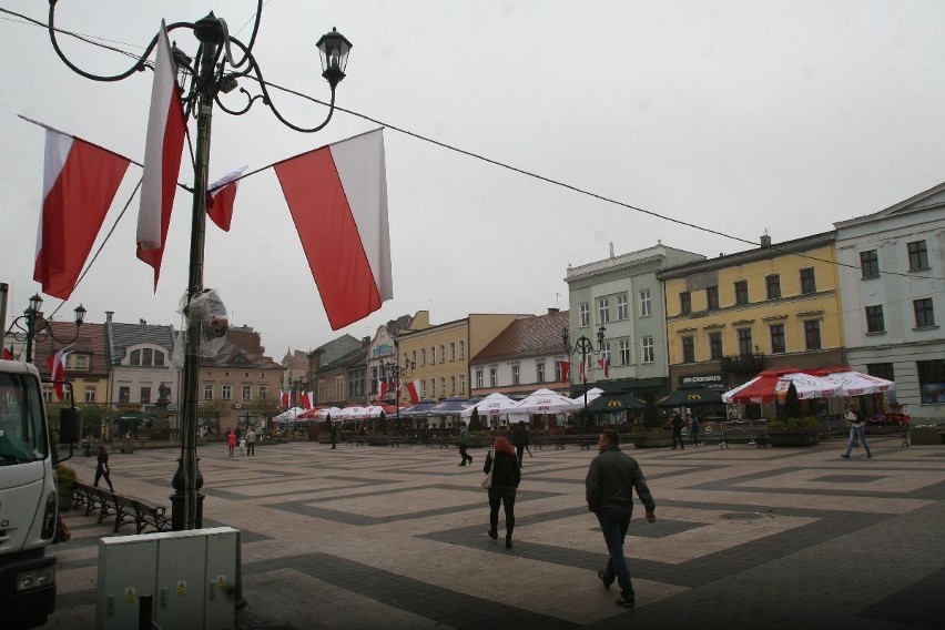 Dzień Flagi Rybnik: Zobacz, jak biało-czerwone flagi powiewają na ulicach miasta. Dziś Dzień Flagi