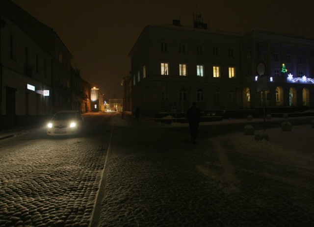 Ulicę Piotrkowską w Kielcach na odcinku od ratusza do ulicy Mojżesza Pelca oświetla tylko jedna latarnia.