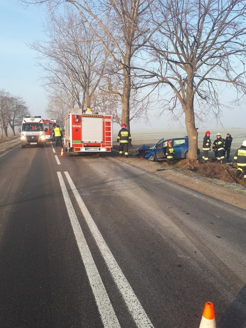 Wypadek na trasie Dobrzyca - Fabianów. Samochód w rowie