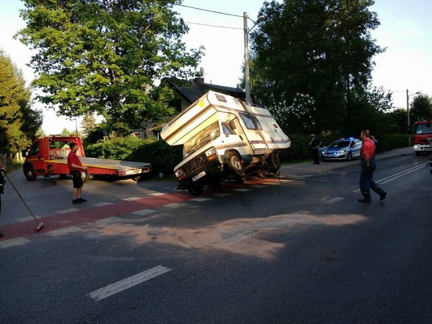 Wypadek kampera w Masłońskich. Sprawcą kierowca fiata seicento [ZDJĘCIA]