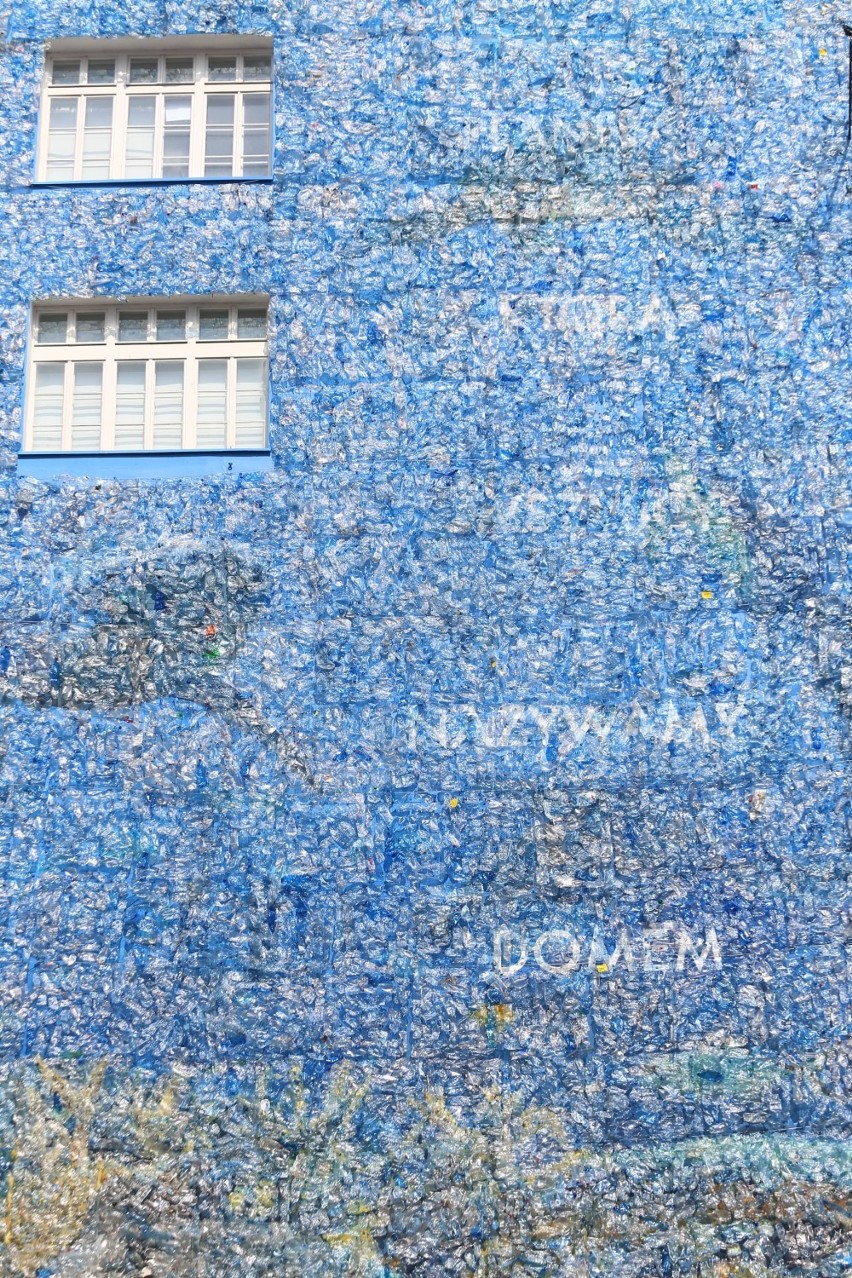 Nietypowy widok w Śródmieściu. Plastikowe butelki pokryły ścianę kamienicy. Wyjaśniamy o co chodzi [ZDJĘCIA]