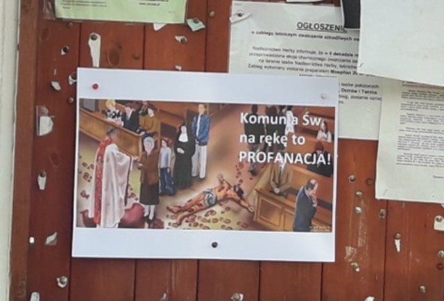 “Komunia święta na rękę to profanacja” - takiej treści plakaty pojawiły się w Lisowie