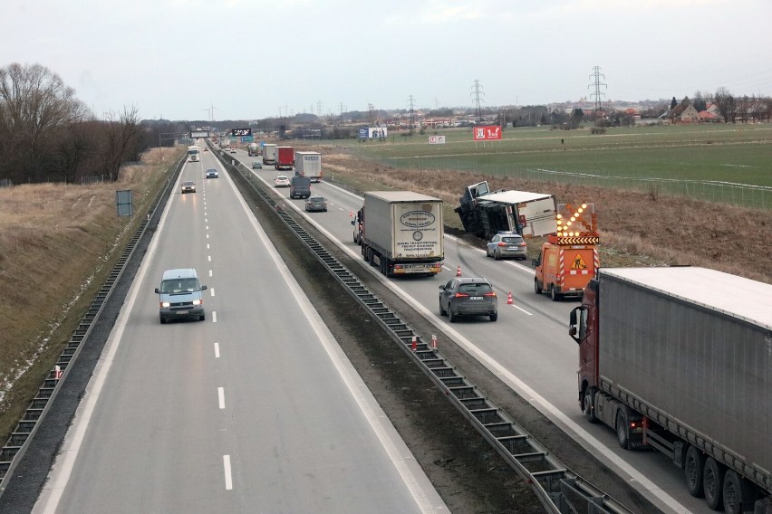 Legnica: Wypadek na autostradzie A4, tworzy się korek w kierunku Wrocławia