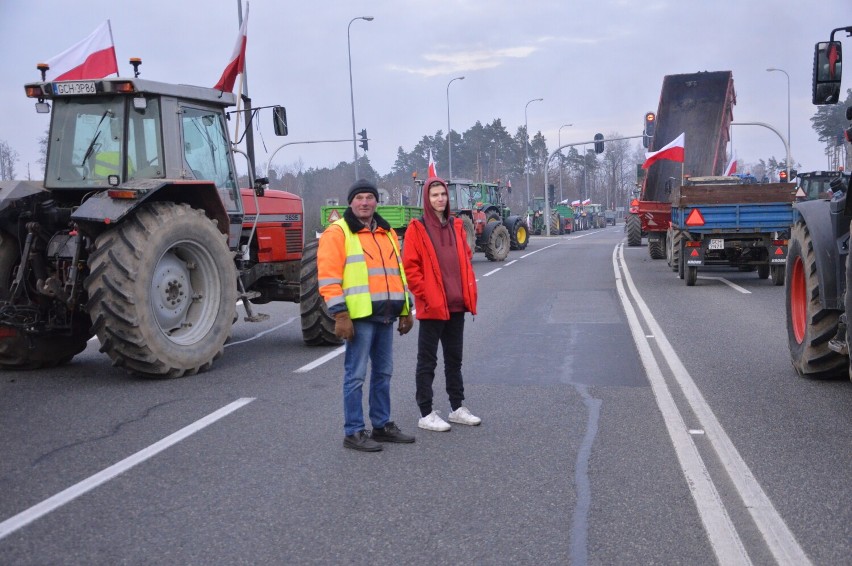 Rolnicy pod Chojnicami kończą miesięczny protest. Nie zdecydowali czy wrócą na barykady [WIDEO Z DRONA]