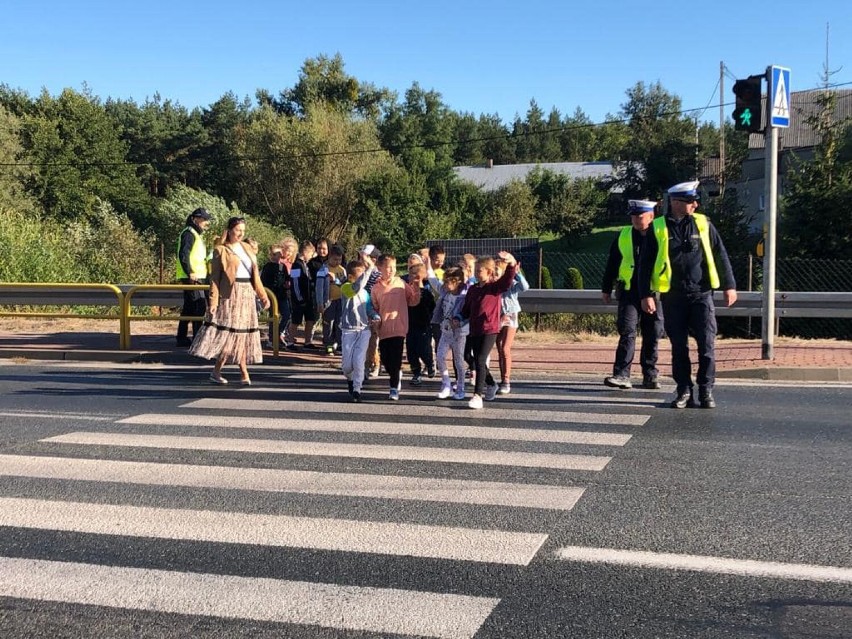 Pomachaj kierowcy! Akcja policji z Konina w trosce o bezpieczeństwo. Pierwszaki z Brzeźna przeszkolone