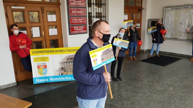 Rodzice z Rozmierki protestowali przeciw zmianom w oświacie w gminie Strzelce Opolskie. Decyzja w tej sprawie zapadła w środę na sesji.