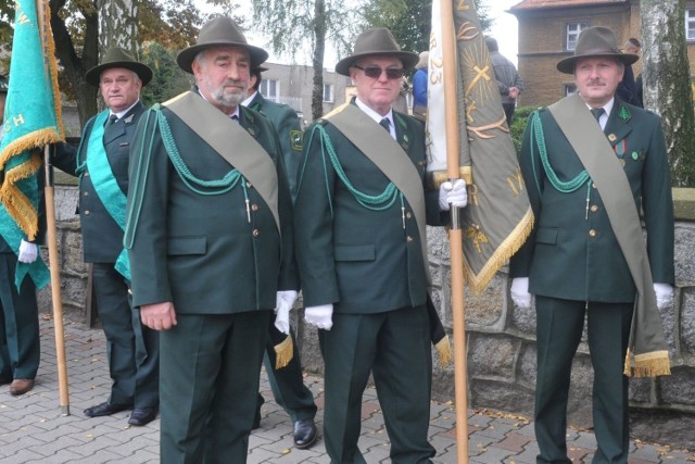 Całej uroczystości asystowały poczty sztandarowe kilkunastu K&oacute;ł Łowieckich z powiatu świebodzińskiego i Nowotomyskiego oraz z Nadleśnictwa : Babimost, Sulech&oacute;w,Trzciel i Zielona G&oacute;ra. 
Fot. Zdzisław Nowak