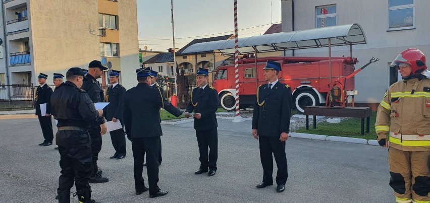 Strażacy z Makowa Mazowieckiego nagrodzeni za osiągnięcia w służbie. Uroczyste wręczenie nagród odbyło się 5.10.2021 przed komendą. Zdjęcia