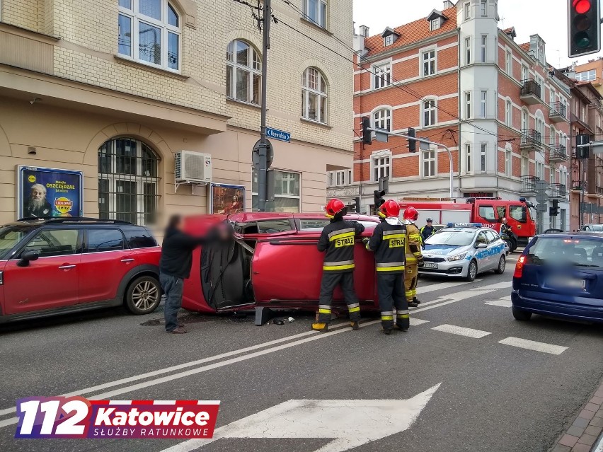 Samochód dachował w centrum Katowic. Nie zaczekał na czerwonym?