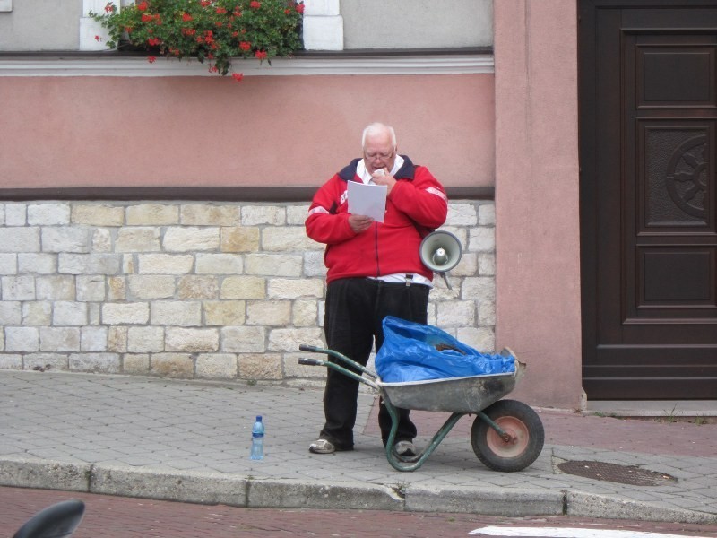 Lekarz jeżdżący do niedawna w woźnickim oddziale pogotowiu ratunkowym żąda przeprosin od burmistrza