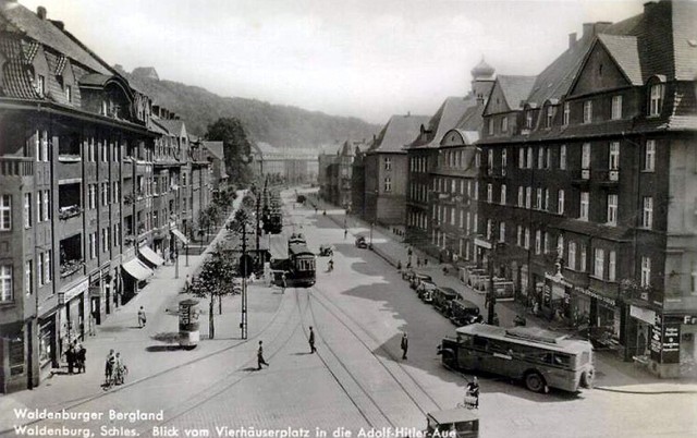 4. Lata 1937-1940
 Plac Grunwaldzki, komunikacyjny węzeł miejski, widoczny tor odstawczy dla tramwajów, oraz Aleja Wyzwolenia w tle.