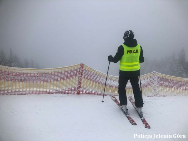 W czasie zimowych ferii policyjne patrole na nartach spotkacie na stokach w Karkonoszach w dni powszednie i w święta.