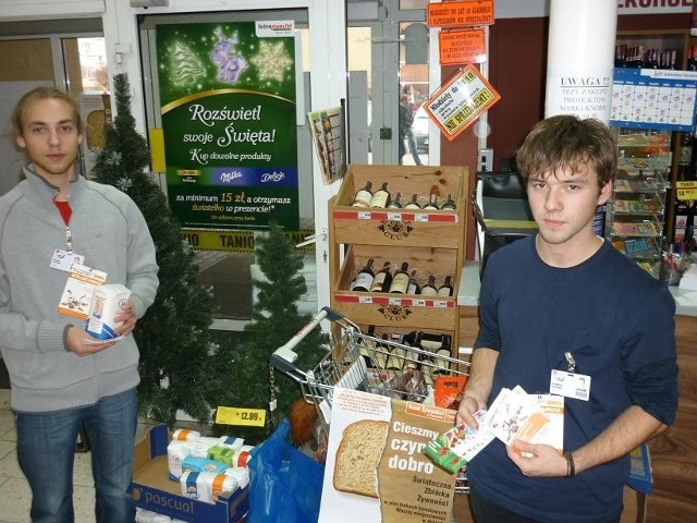 Konrad Kozior i Jacek Szofer zbierali żywność w markecie Intermarche na os. Północ w Nowym Tomyślu