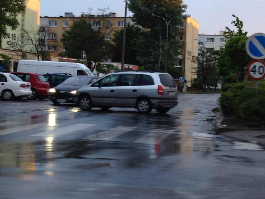 Samochód odjechał i zatarasował drogę