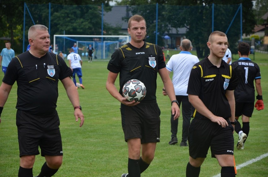 Wolni Kłaj świętują 100-lecie. Oldboje Wisły Kraków wygrali na boisku jubilata. Dwa gole Piotra Brożka i jeden Pawła Brożka ZDJĘCIA