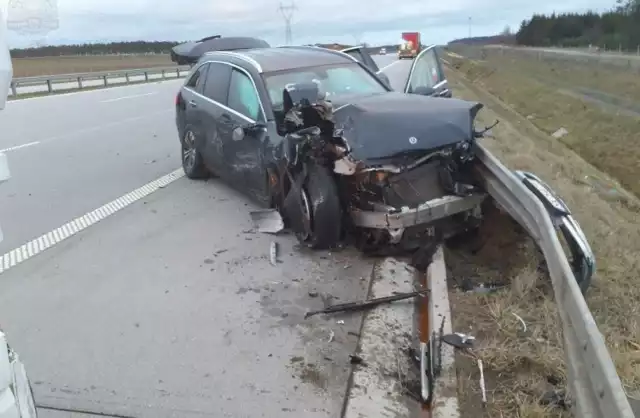 Wypadek na autostradzie A1 koło Radomska. Dwie osoby trafiły do szpitala