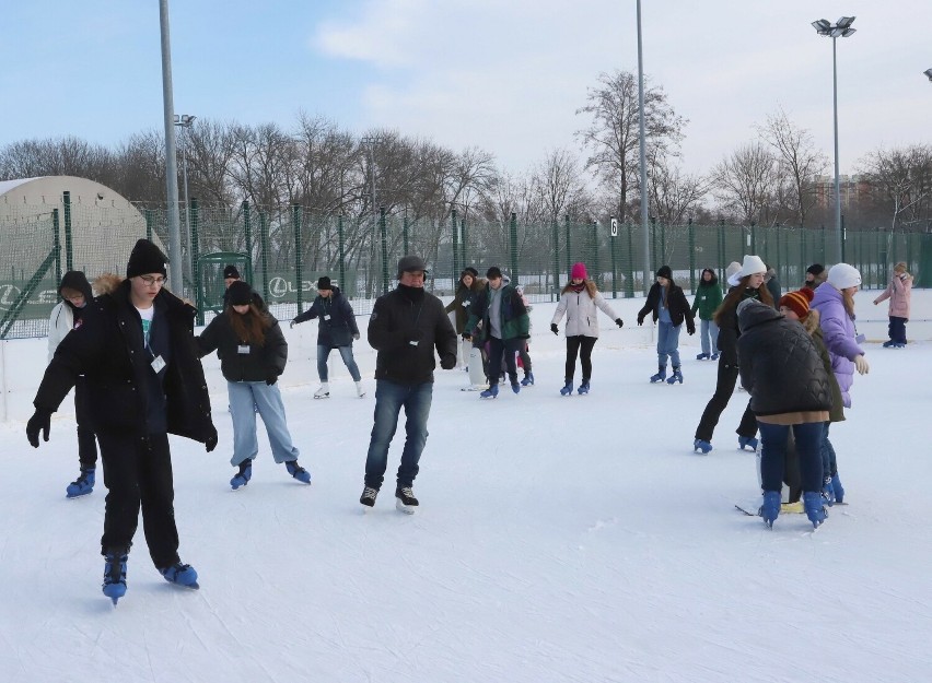 Tłumy łyżwiarzy na lodowisku w Radomiu.