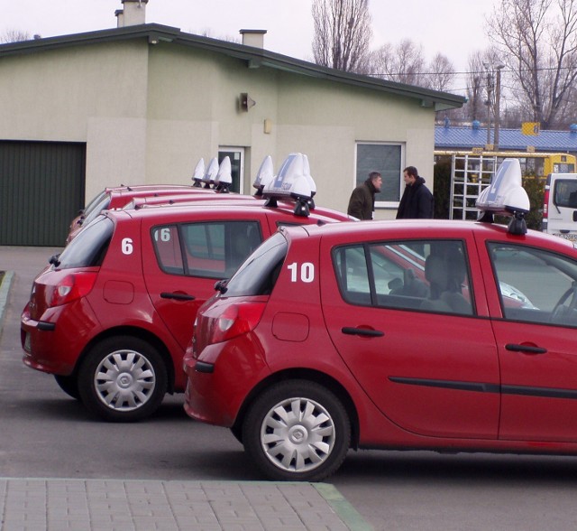 Osoby, które niebawem planują kurs na prawo jazdy, muszą się liczyć z tym, że egzamin mogą zdawać w innym aucie niż to, na którym uczyli się w ośrodku jazdy.