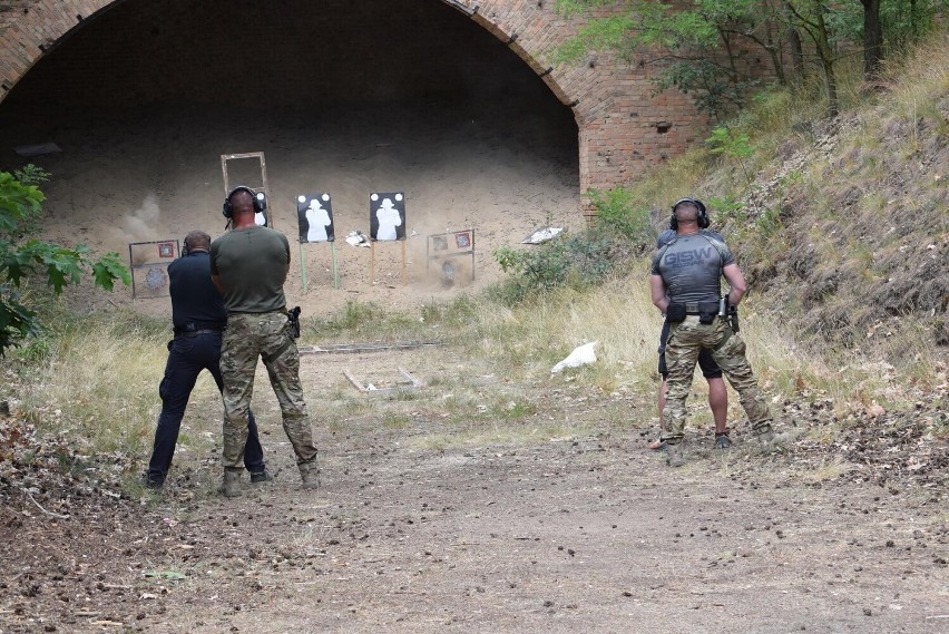 Trening strzelecki z bronią osobistą - trening prowadzą...
