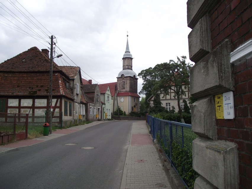 Uliczka w Trzebieży prowadząca do kościoła