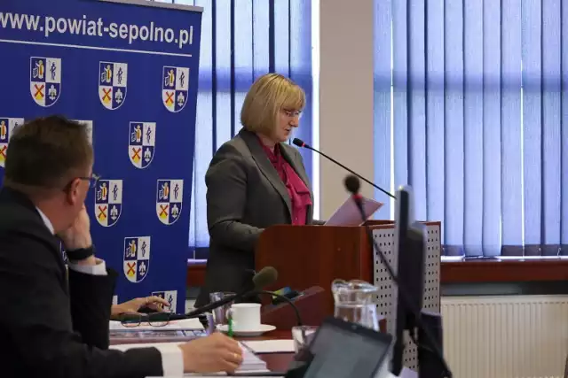 Sesja absolutoryjna Rady Powiatu Sępoleńskiego. Podczas głosowania 28 kwietnia radni większością głosów udzielili zarządowi absolutorium i wotum zaufania.
