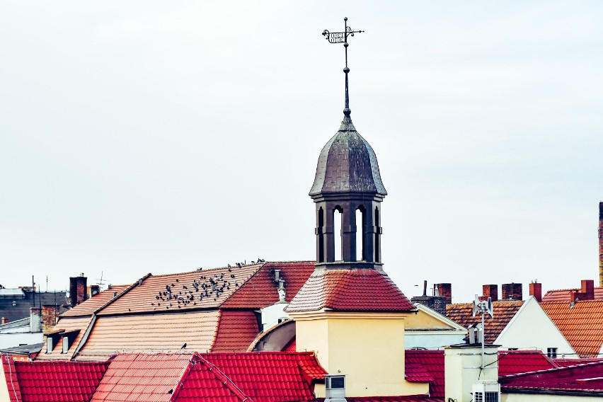 Była czapka Mikołaja teraz czas na wielką pisankę na wieży żarskiego ratusza. Miasto ogłasza konkurs na projekt