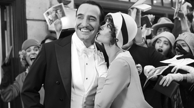 02.04. ARTYSTA

reżyseria: Michel Hazanavicius
obsada: Jean Dujardin, Berenice Bejo, John Goodman
Belgia/Francja 2011, 100 min.

Pięć Oscarów, Złota Palma w Cannes i kilkadziesiąt innych nagród. Akcja filmu rozgrywa się pod koniec lat 20. XX wieku. To czas kresu kina niemego i koniec karier wielu gwiazd, będących wówczas u szczytu popularności. George Valentin, słynny bohater niemego kina przygodowego, boi się utarty statusu gwiazdy i postanawia ratować swoją karierę.